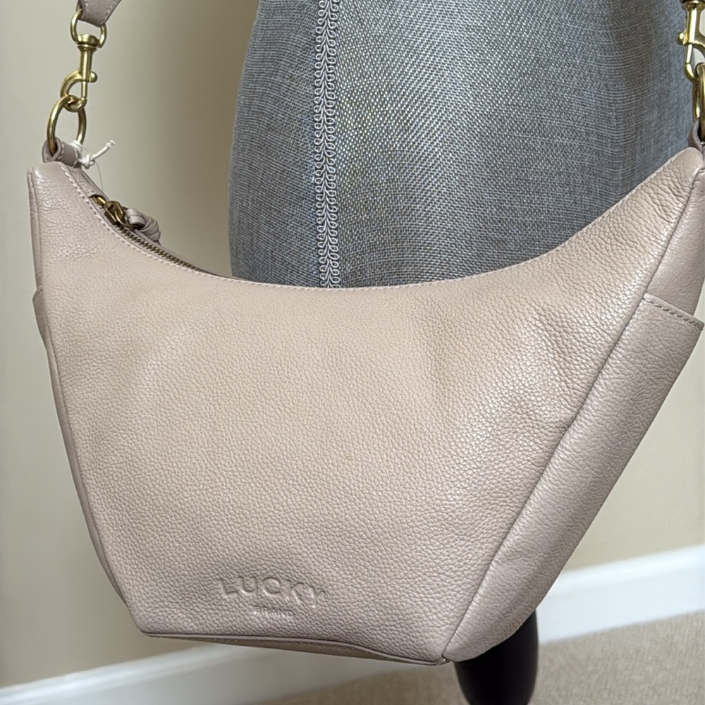 - New Lucky Brand Tan crossbody bag. Outside has snap pocket  & LUCKY BRAN… - Picture 9 of 16